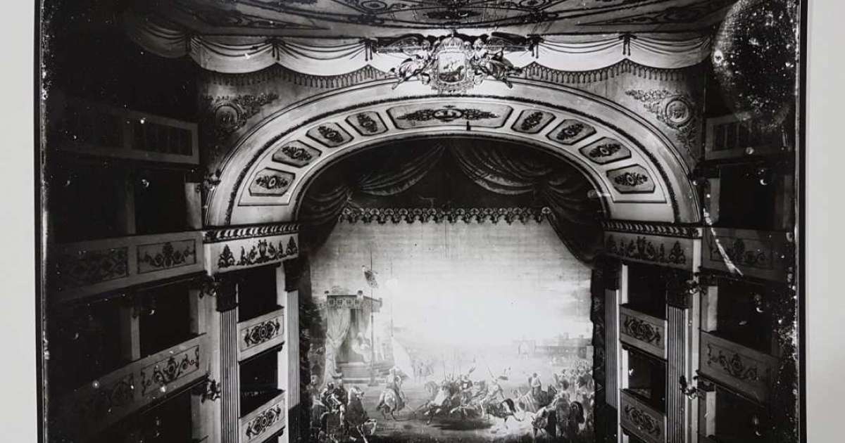 Bari, Piccinni: nel foyer esposta una rara e antica foto del teatro